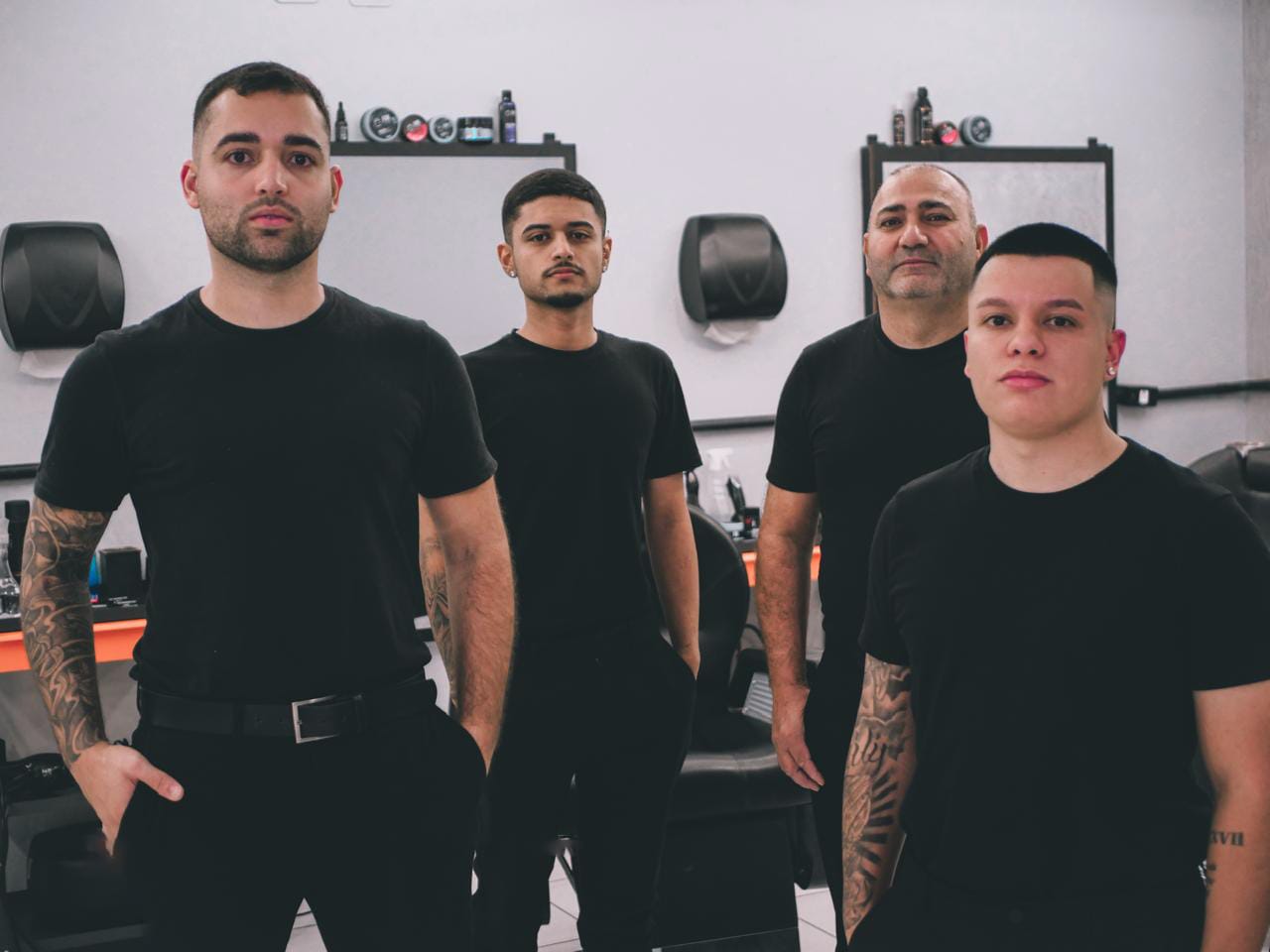 Equipe de barbeiros da Barbearia Street Cut reunida no salão